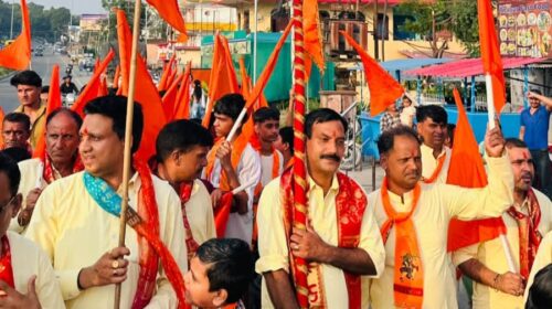 आदर्श राम जन कल्याण समिति द्वारा झंडारोहण शोभायात्रा संपन्न