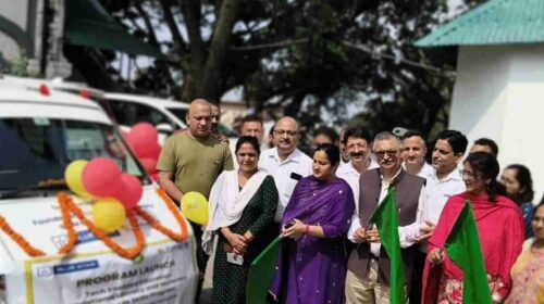 सिरमौर के सरकारी स्कूलों में अब AI की पढ़ाई, विधायक सोलंकी और DC ने रवाना की डिजिटल वैन