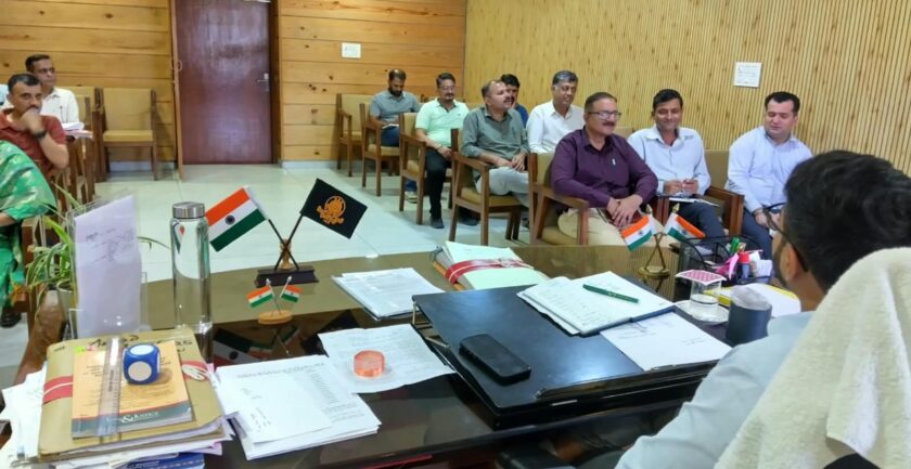 राज्य स्तरीय यमुना शरद् महोत्सव-2026 की तैयारियों को लेकर एसडीएम द्विज गोयल ने की बैठक
