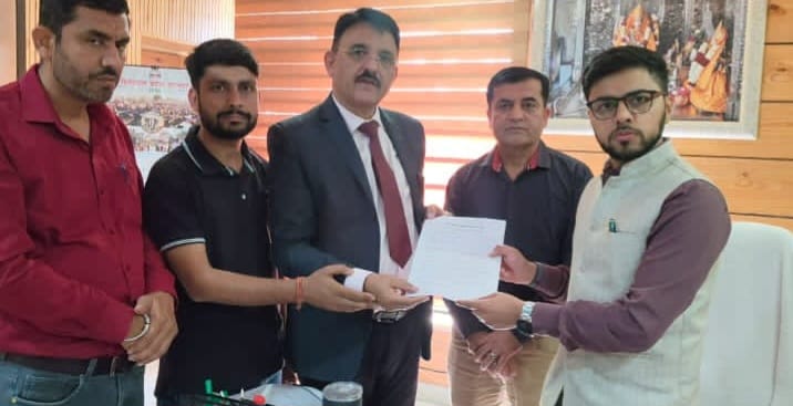 पांवटा साहिब में बांगरण बाईपास से लेबर चौक अन्यत्र शिफ्ट करने की उठी मांग, विकास मंच ने एसडीएम को सौंपा ज्ञापन