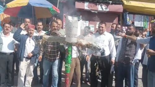 IPH विभाग की भर्ती नीति के विरोध में भाजपा नेड़ापार मंडल का जोरदार प्रदर्शन, XEN का पुतला फूंका