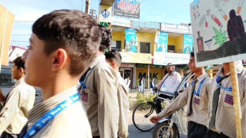 हिल व्यू पब्लिक स्कूल माजरा के विद्यार्थियों ने यमुना शरद महोत्सव में नशामुक्त रैली में लिया भाग